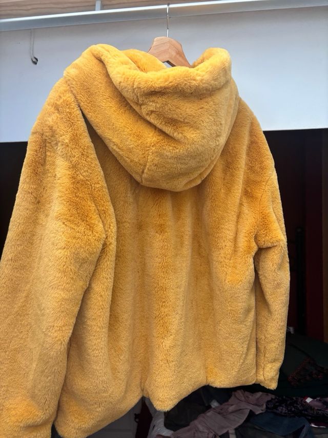 Abrigo de pelo amarillo con capucha