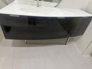 Mueble de baño con lavabo, espejo e iluminación