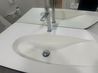 Mueble de baño con lavabo, espejo e iluminación