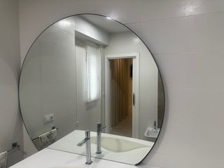 Mueble de baño con lavabo, espejo e iluminación
