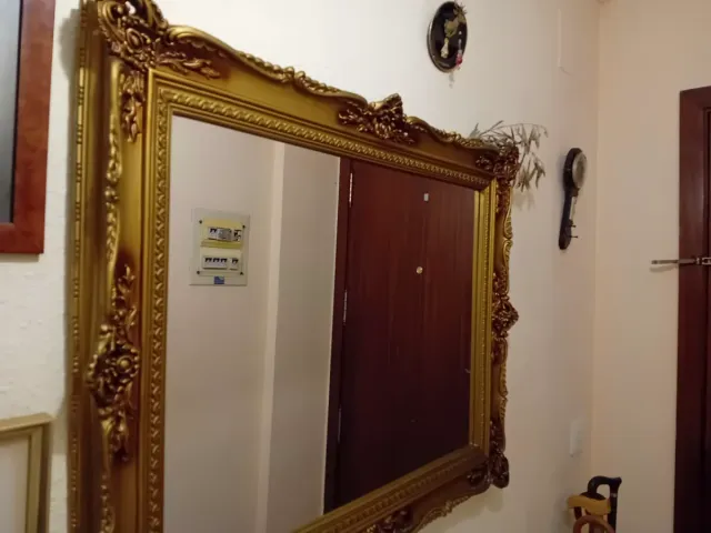 Espejo de entrada dorado con marco tallado