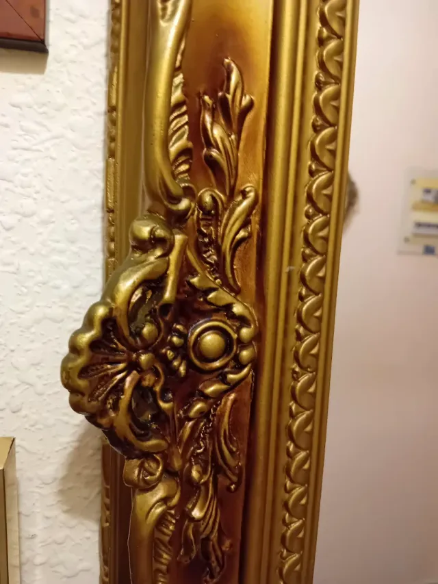 Espejo de entrada dorado con marco tallado