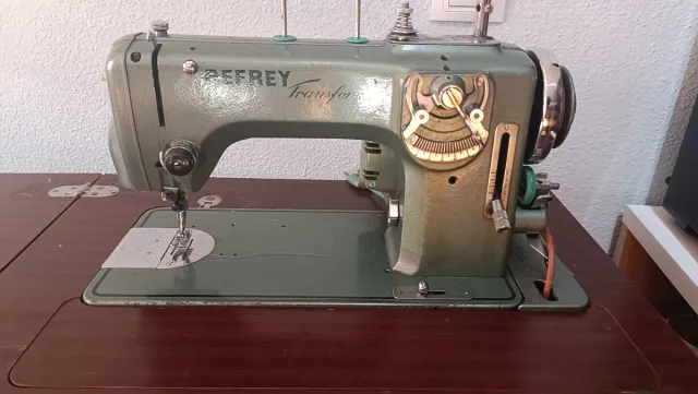 Máquina de coser Refrey