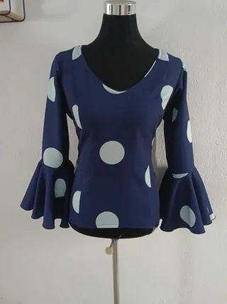 Blusa azul marino con lunares celestes