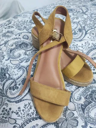 Sandalias cuña beige y amarillas