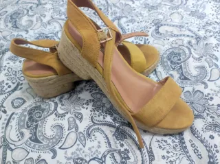 Sandalias cuña beige y amarillas