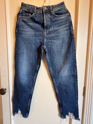Pantalones vaqueros azules desgastados