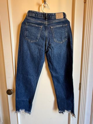 Pantalones vaqueros azules desgastados