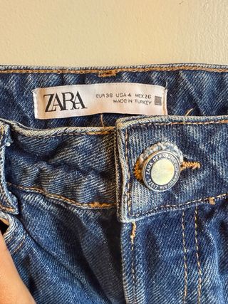 Pantalones vaqueros azules desgastados