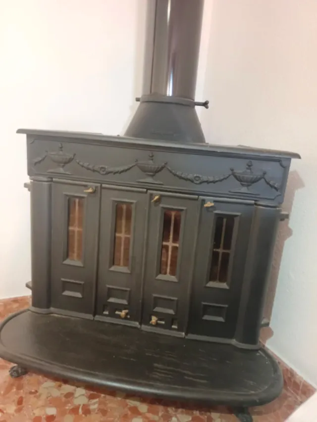 Estufa de leña de hierro negra