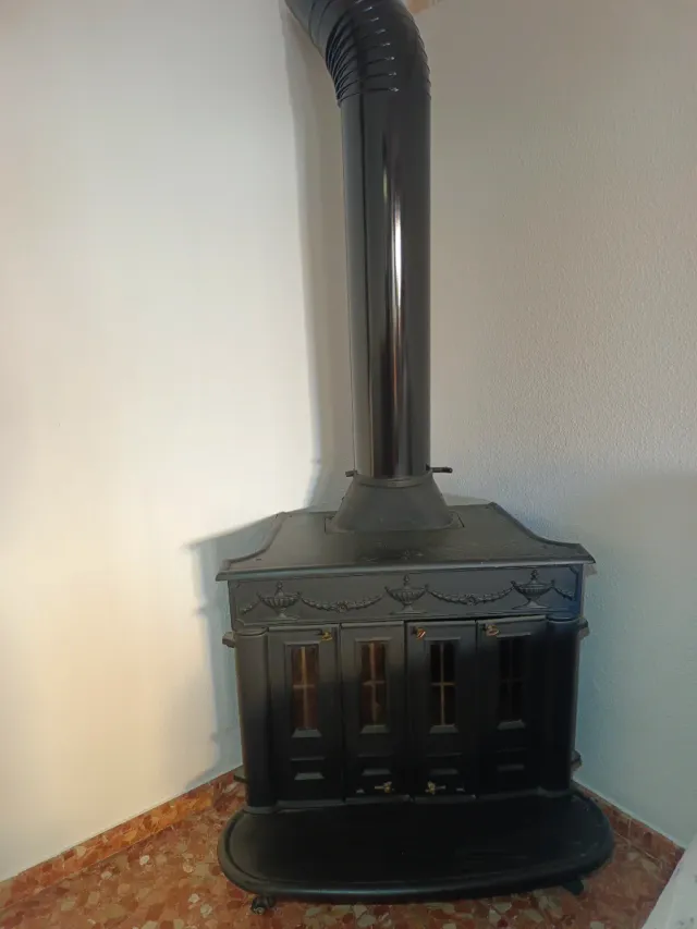 Estufa de leña de hierro negra