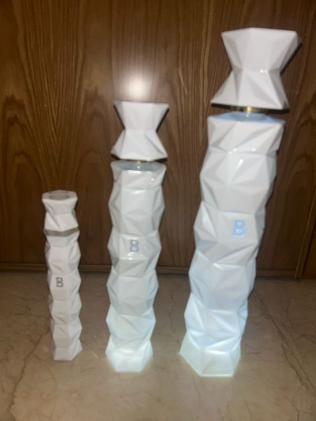 Decorazione di bottiglie Belvedere vuote