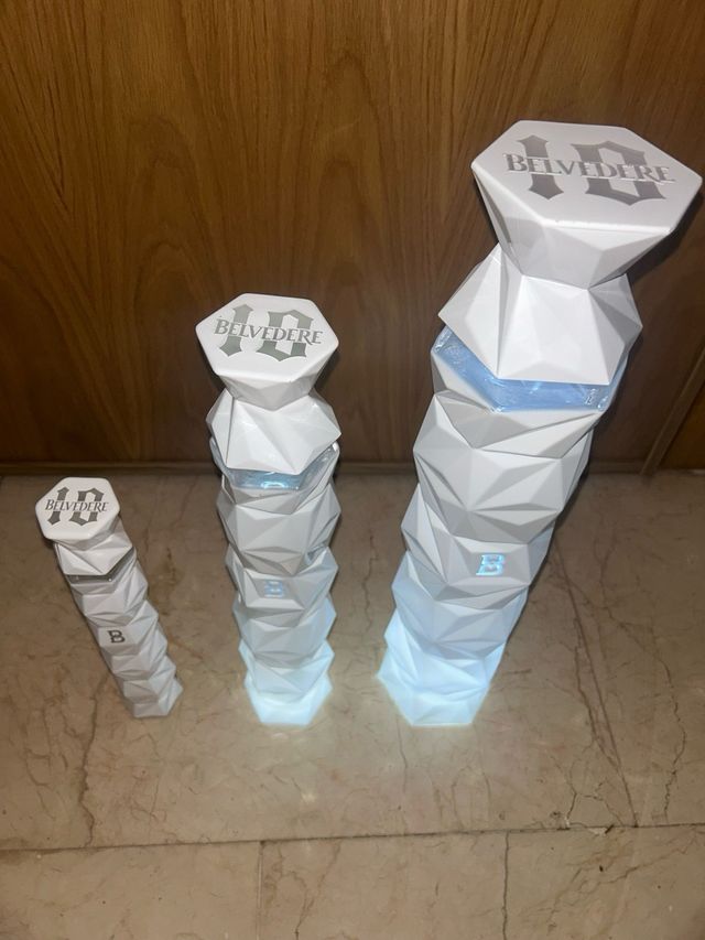 Decorazione di bottiglie Belvedere vuote