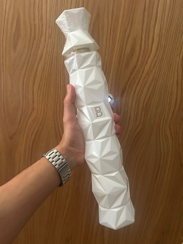 Decorazione di bottiglie Belvedere vuote