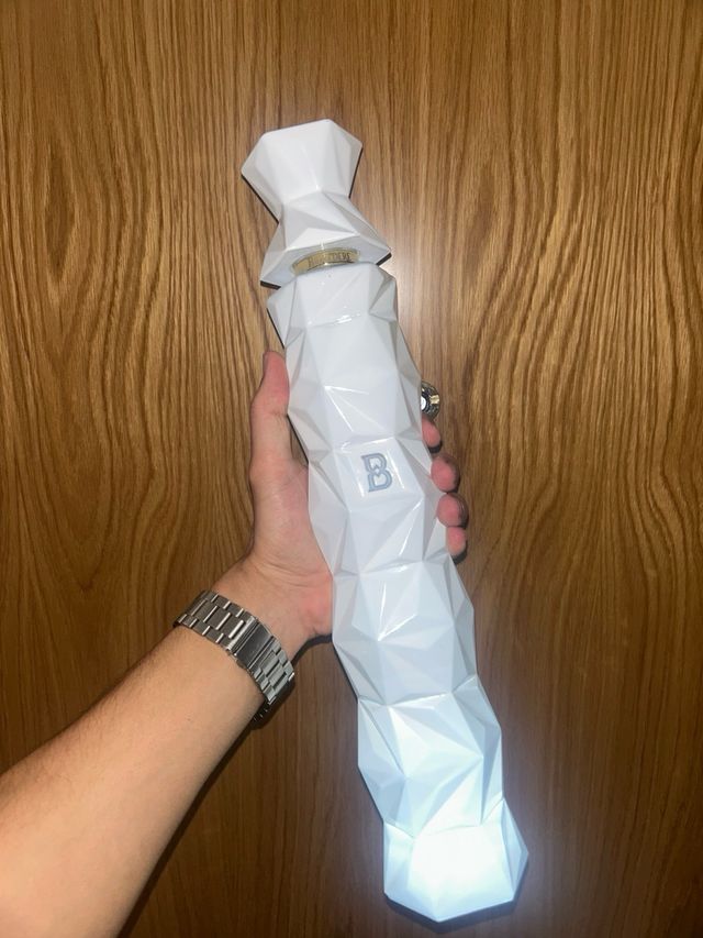 Decorazione di bottiglie Belvedere vuote