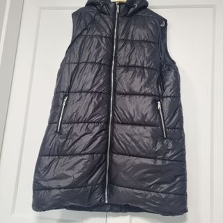 Chaleco acolchado negro con capucha