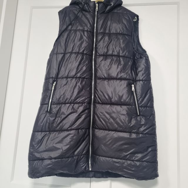 Chaleco acolchado negro con capucha