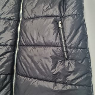 Chaleco acolchado negro con capucha
