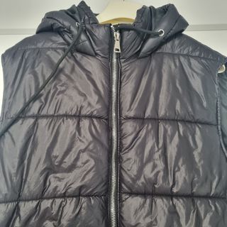 Chaleco acolchado negro con capucha
