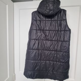 Chaleco acolchado negro con capucha