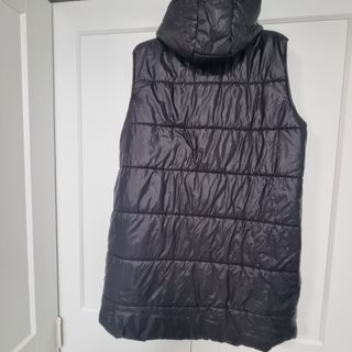 Chaleco acolchado negro con capucha