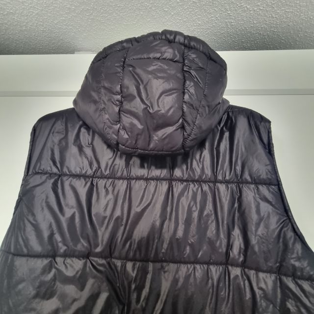 Chaleco acolchado negro con capucha