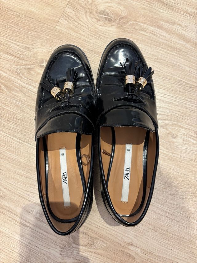 Mocasines Zara negros con borla dorada 39