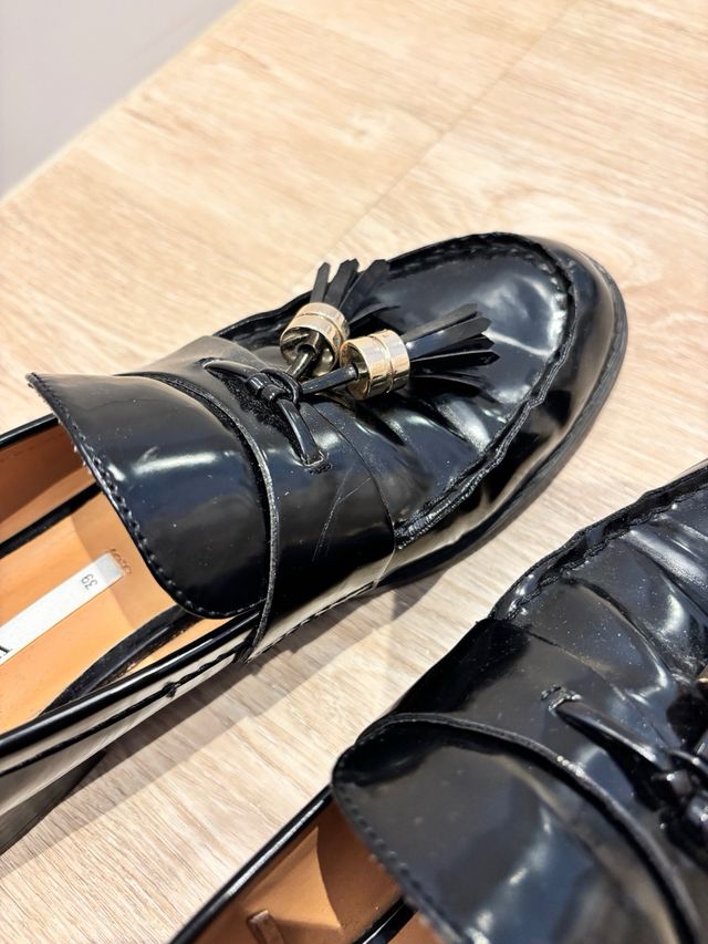 Mocasines Zara negros con borla dorada 39