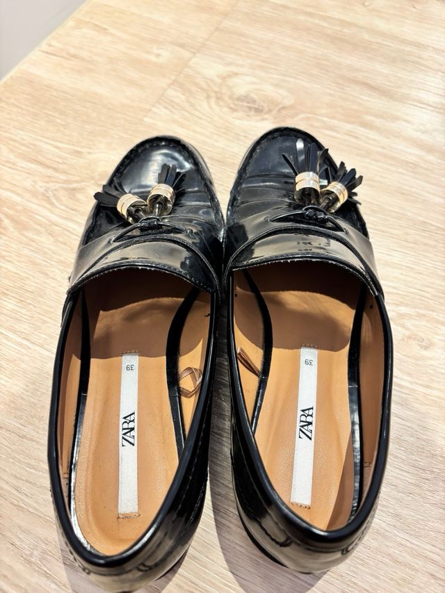 Mocasines Zara negros con borla dorada 39