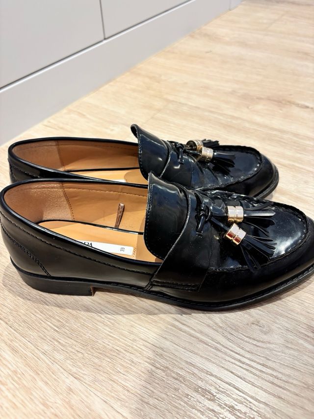 Mocasines Zara negros con borla dorada 39