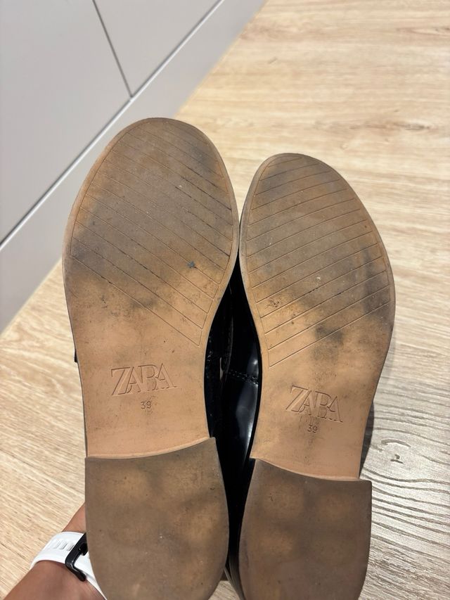 Mocasines Zara negros con borla dorada 39