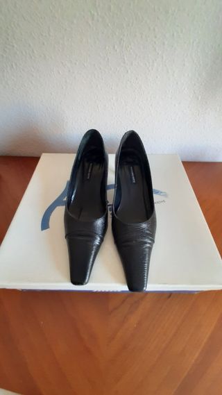 Zapatos de tacón negros.