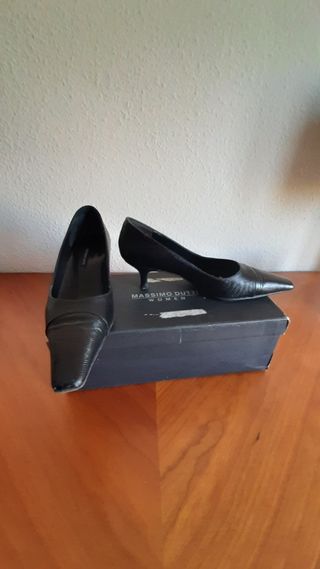 Zapatos de tacón negros.
