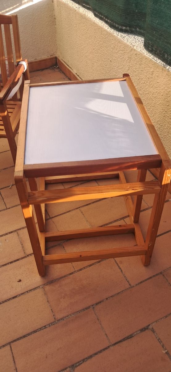 Mesa y sillas madera infantiles dos por  20 e.