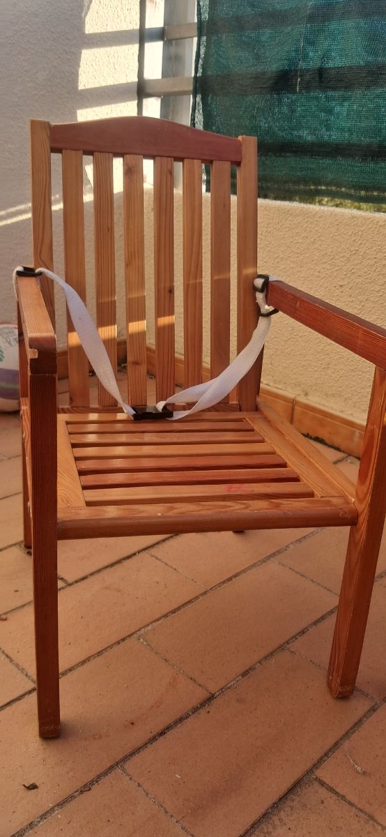 Mesa y sillas madera infantiles dos por  20 e.