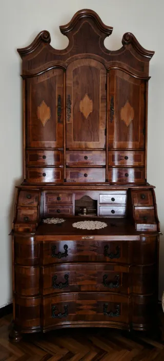 Trumone in noce con intarsi in radica di noce