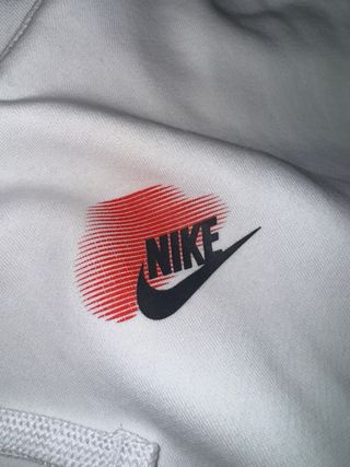 Sudadera Nike Blanca con Logo Rojo