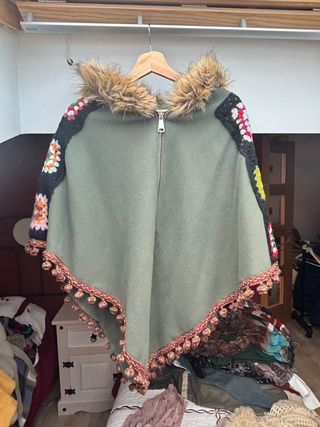 Poncho verde con capucha y detalles crochet