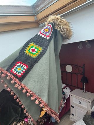 Poncho verde con capucha y detalles crochet