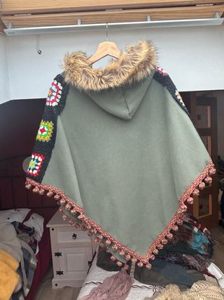 Poncho verde con capucha y detalles crochet