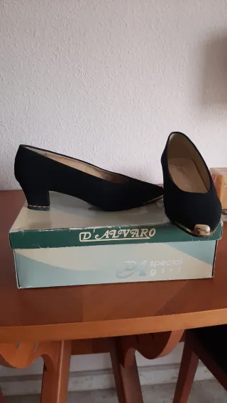 Zapatos de tacón D'Alvaro negros con detalle dorad