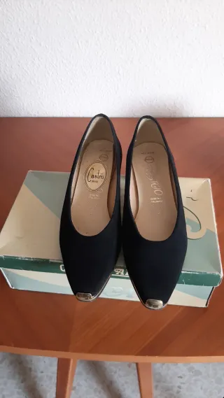 Zapatos de tacón D'Alvaro negros con detalle dorad
