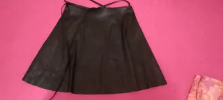 Falda corta piel negra, interior antelina. Cierre 
