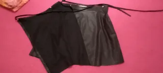 Falda corta piel negra, interior antelina. Cierre 