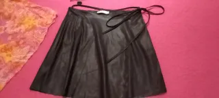 Falda corta piel negra, interior antelina. Cierre 