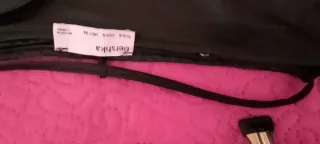 Falda corta piel negra, interior antelina. Cierre 