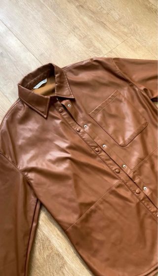 Sobrecamisa de cuero/piel marrón claro. 
