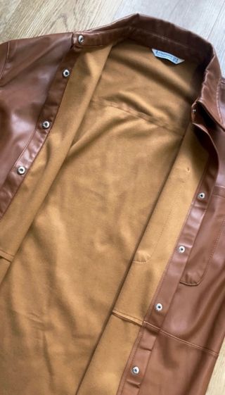 Sobrecamisa de cuero/piel marrón claro. 