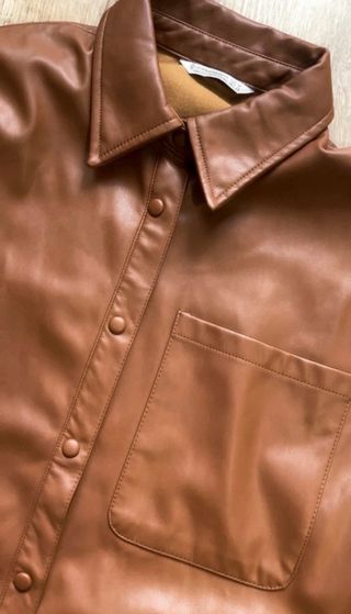 Sobrecamisa de cuero/piel marrón claro. 