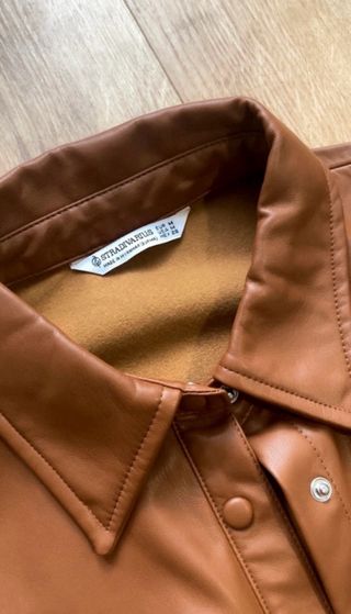 Sobrecamisa de cuero/piel marrón claro. 